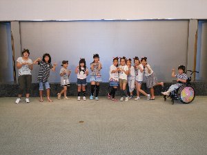あんず少年少女合唱団の子たちがカメラに向けて各々のポーズをとっている写真