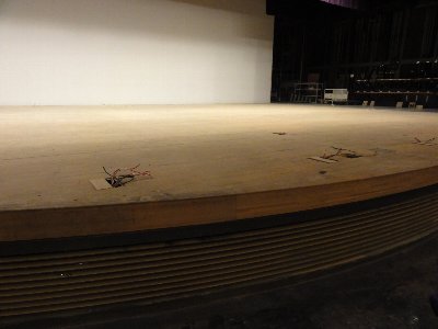 あんずホールの大ホールの舞台上の床から針金が飛び出ている写真