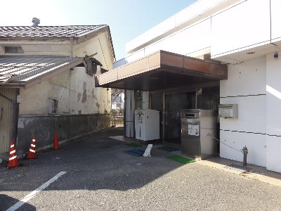 仮事務所建物の奥側にある出入り口の写真