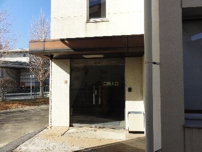仮事務所建物のホール事務室に向かう入り口の扉の写真