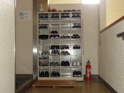 更埴文化会館の一室の入口にある下駄箱の写真