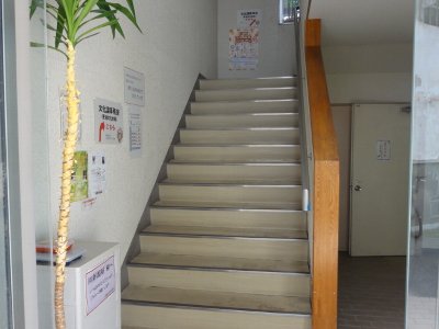 更埴文化会館の上階に続く階段の写真