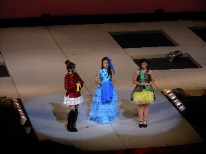 ドレスを着た女子高校生3人のファッションショーの写真