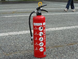 練習で使用する赤い消火器の写真