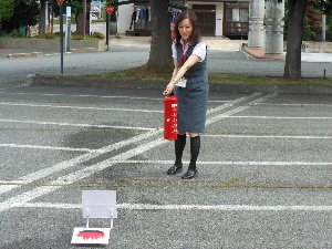 女性職員が消火器を手に持ち練習している写真