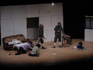 芝居の1シーンにおいて屋代学校演劇班の部員が軍人に扮している写真