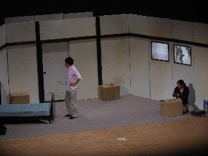 舞台セットの上で芝居をする坂城高校演劇部の部員2名の写真