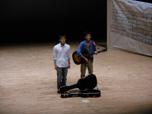 舞台上で演技をする長野日本大学高校演劇部の部員2名の写真