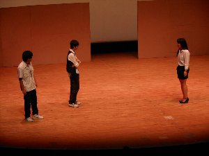 劇中において向かい合う須坂東高校演劇部の部員の写真