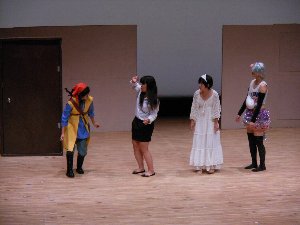 劇中において1列に並ぶ須坂東高校演劇部の部員たちの写真