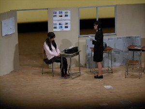 教室を模した舞台セットで芝居をする屋代南高校演劇部の女子部員2名の写真