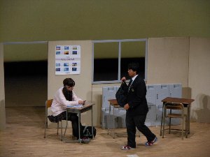 芝居をする屋代南高校演劇部の女子部員と男子部員の写真