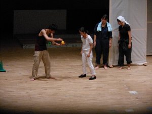 舞台を演じる須坂高校演劇部の部員4名の写真