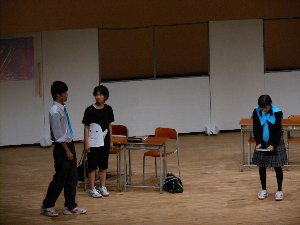 教室を模したセットで舞台を演じる長野俊英高校演劇部の写真