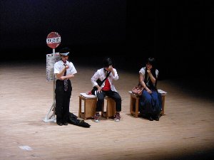 バス停を模したセットで演技をする松代高校演劇部の写真