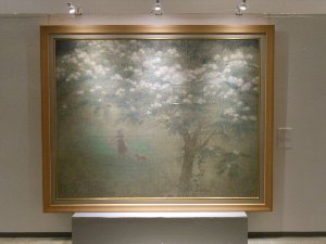 日本画展会場に展示されている花の咲いた木を描いた作品の写真