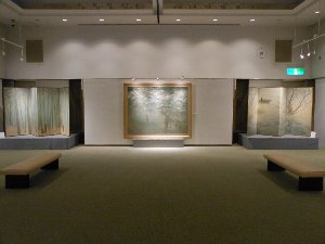 日本画展会場に展示された3点の作品の写真