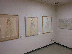 日本画展会場に展示されている人物画の写真