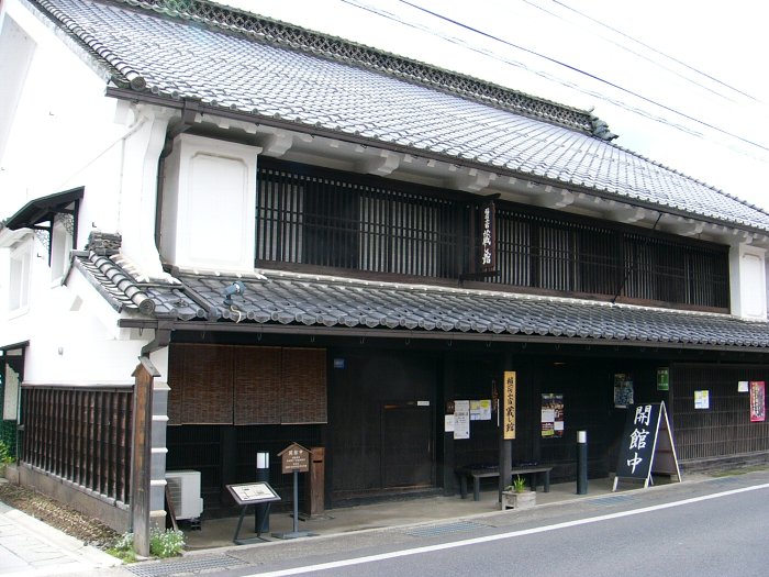 瓦屋根の日本家屋風の作りをした稲荷山宿・蔵し館の外観写真