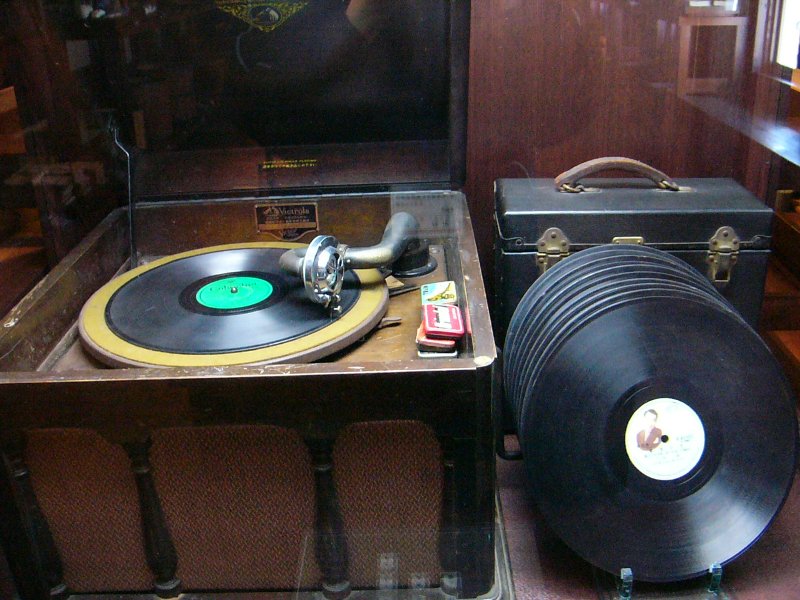 レコード盤がセットされたレコード再生機の写真