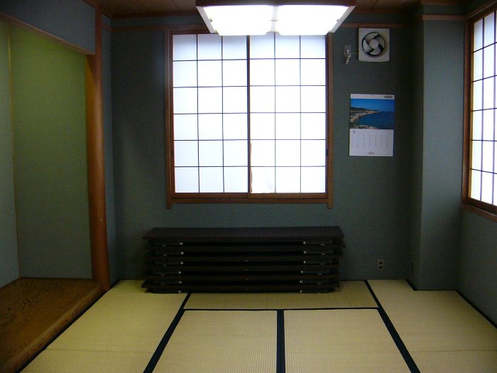 畳と障子、床の間がある和室の写真